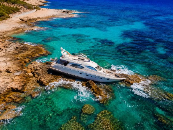Pershing encallada en Formentera